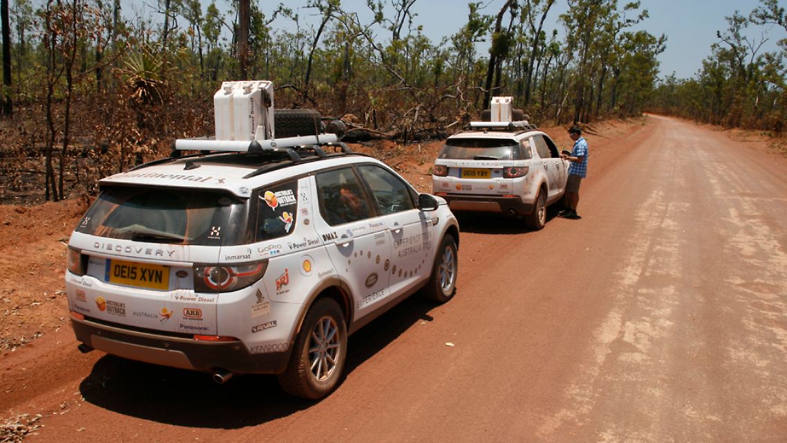 Die drei deutschen Teams fahren dem neuesten Teil der Modellriege durchs Ourtback - den Discovery Sport.