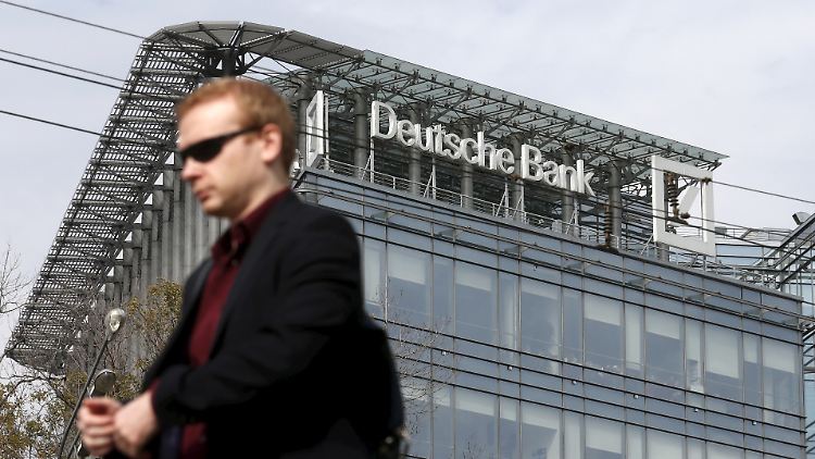 Mann vor russischem Hauptquartier der Deutschen Bank: Hat das Geldhaus Putins Oligarchen geholfen, Geld beiseite zu schaffen?