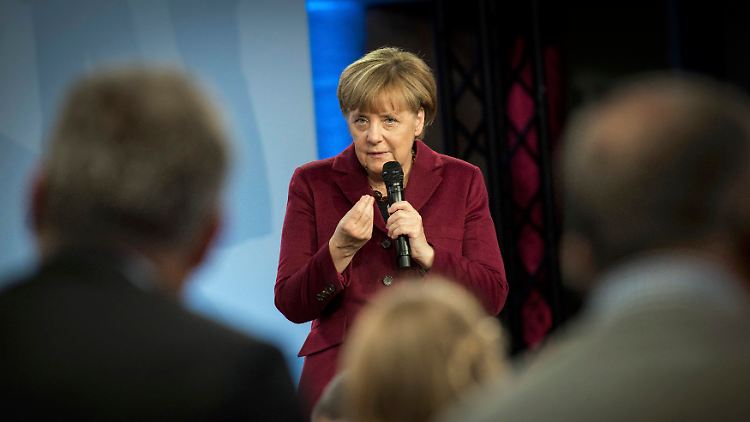 Angela Merkel im Gespräch in Nürnberg.