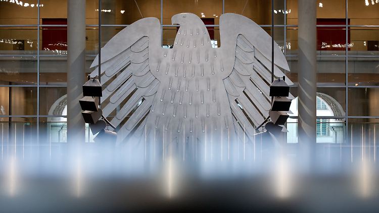 Die Transparenzwächter finden es "empörend, dass der Bundestag diese wichtige Information nicht von sich aus öffentlich macht".