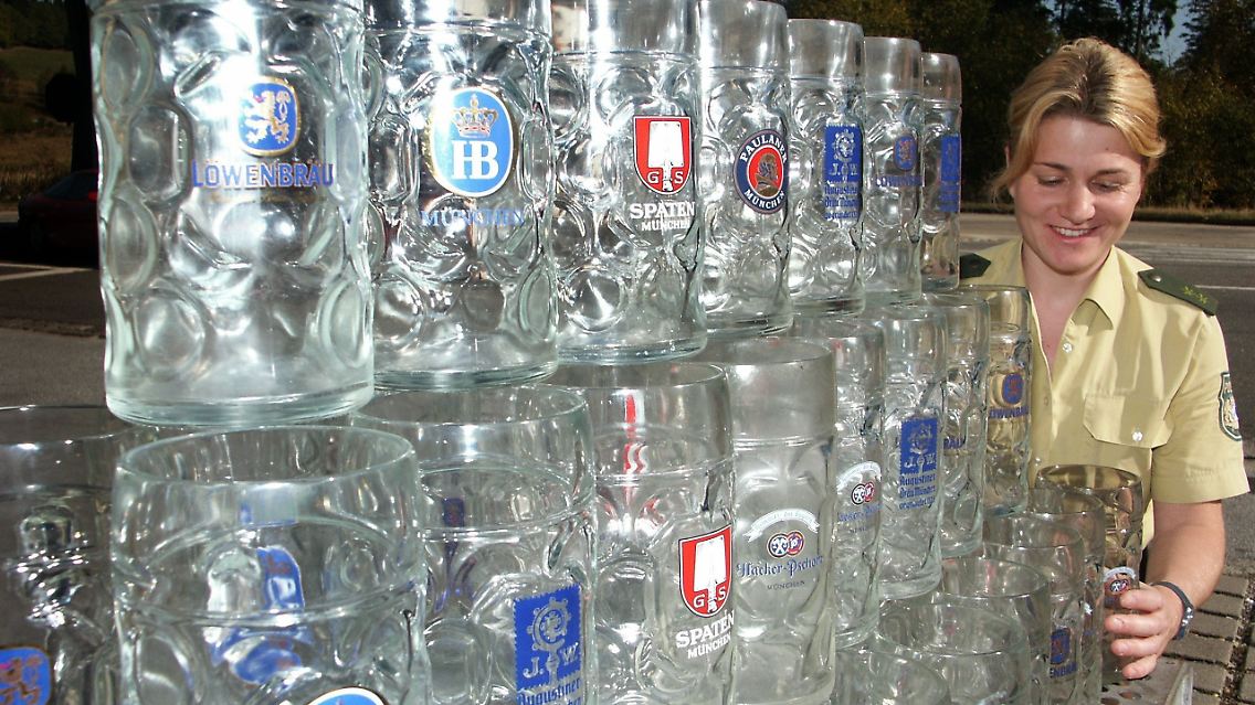 Die Polizeibeamtin Christina Scheibenzuber sortiert am deutsch-tschechischen Grenzübergang Philippsreut gestohlene Oktoberfest-Maßkrüge. Tausende Krüge sind auch in diesem Jahr bisher beim Oktoberfest gestohlen worden.