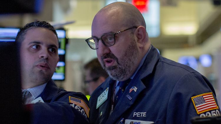 Unsichere Aussichten an den Börsen: In New York wartet Aktienhändler Pete (r.) lieber noch ab, wie sich die US-Notenbank bei ihrer Oktober-Sitzung entscheidet.