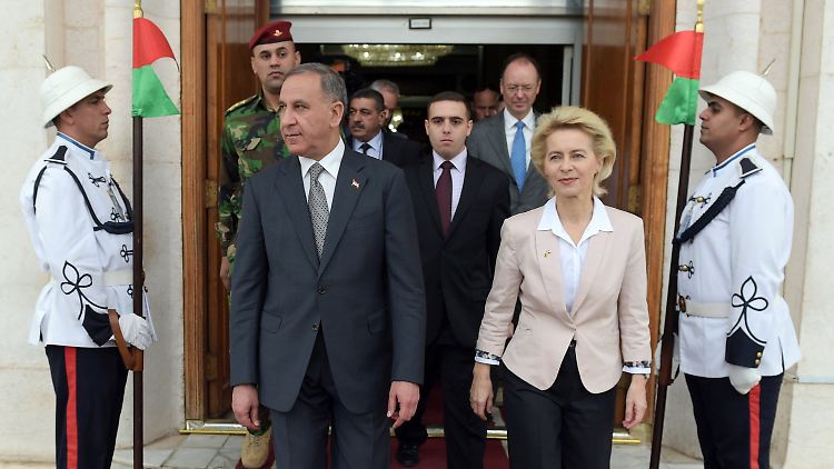 Der irakische Verteidigungsminister Khaled al-Obaidi und seine deutsche Amtskollegin Ursula von der Leyen in Bagdad.