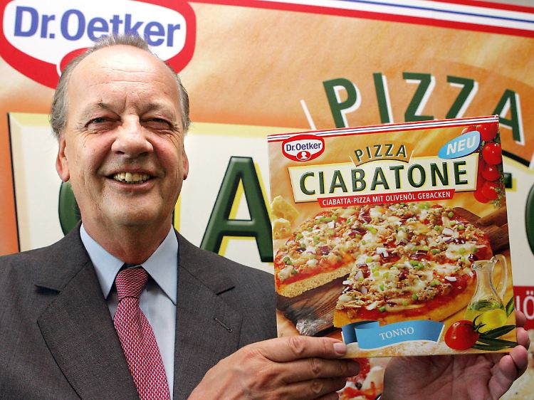 Der gleichnamige Urenkel des Firmengründers August Oetker präsentiert stolz das profitable Produkt.