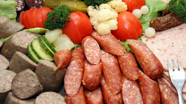 Pro 50 Gramm verarbeitetem Fleisch täglich steigt das Darmkrebsrisiko nach Einschätzung der Experten um 18 Prozent.