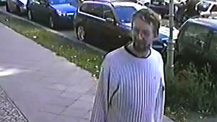 Dieser Mann steht in dringendem Verdacht, das Kind entführt zu haben. Wer kennt ihn? Informationen nehmen alle Polizeistellen entgegen.