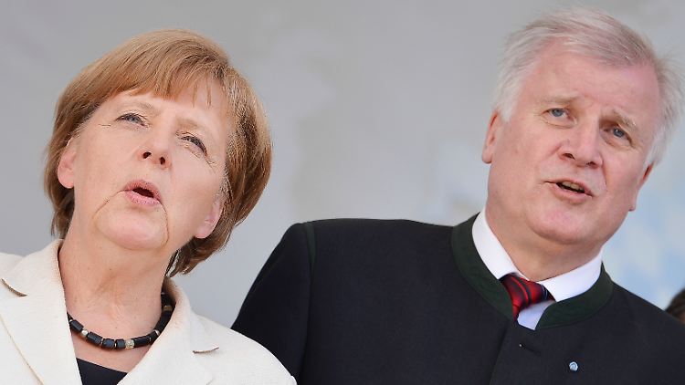Die Flüchtlingskrise entzweit die Parteichefs Merkel und Seehofer.