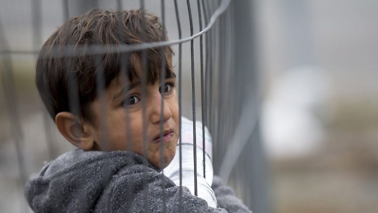 Ein Flüchtlingskind wartet an der Grenze zwischen Österreich und Slowenien auf die Weiterfahrt.