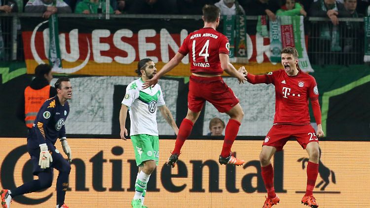Xabi Alonso und Thomas Müller jubeln über den dritten Treffer.