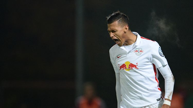 Davie Selke ärgert sich - glanzvoll schied sein Team nicht aus dem Pokal aus.