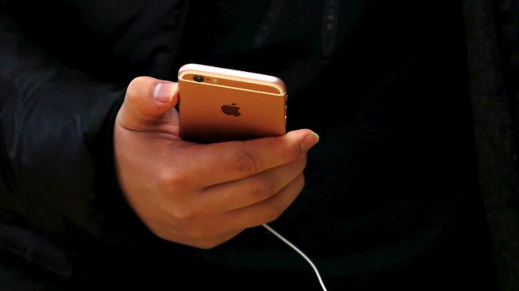 Kunde mit dem neuen iPhone s.