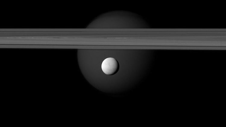 Enceladus dreht seine Bahnen um den 1,6 Milliarden Kilometer entfernten Gasriesen Saturn.