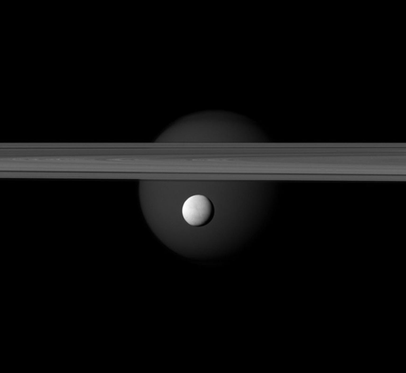 In den Tiefen des Alls dreht er seine Runden: der geheimnisvolle Eismond Enceladus. Seinen Namen hat er von einem Giganten aus der griechischen Mythologie. Aber im Vergleich zu seinem Mutterplaneten ...