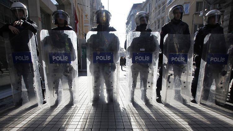 Die türkische Polizei ist bekannt dafür, hart durchzugreifen. Schwere Verletztungen bei Festnahmen sind keine Seltenheit.