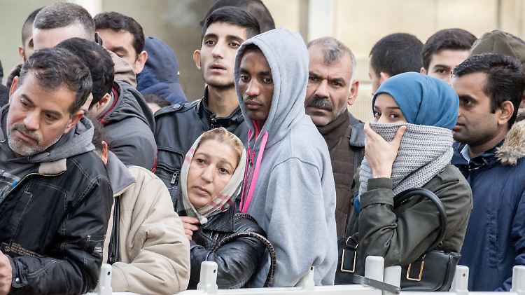 Flüchtlinge warten vor dem Berliner Lageso auf ihre Registrierung.