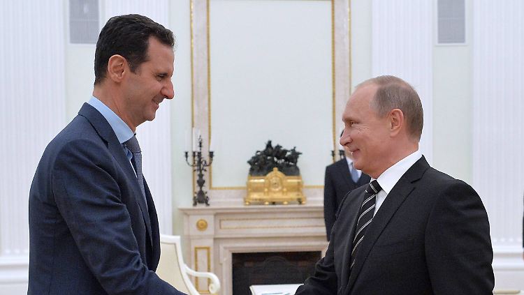 Herzlicher Handschlag: Bei seiner ersten Auslandsreise seit dem Beginn des Bürgerkriegs trifft Assad im Oktober Putin in Moskau.