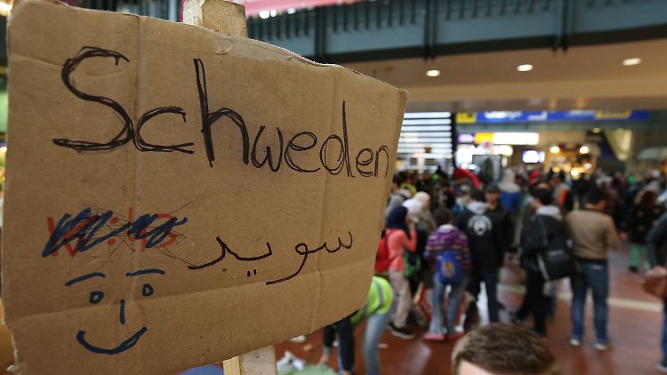 In der Wandelhalle des Hamburger Hauptbahnhofs hilft man Flüchtlingen bei der möglichen Weiterreise nach Schweden.