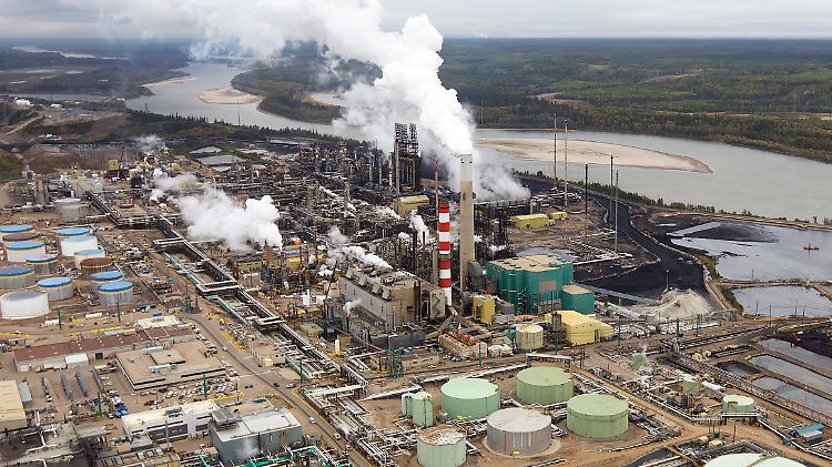 In Kanada gibt es riesige Ölsand-Vorkommen, wie hier am Athabasca-Fluss bei Fort McMurray: Die Förderung ist für Shell aber zu teuer. 