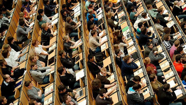 Die meisten Studenten zieht es an die wissenschaftlichen Hochschulen - fast 1,8 Millionen.