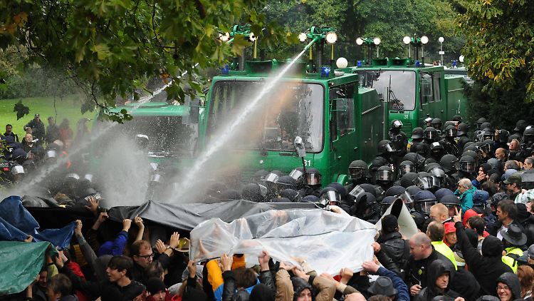 Der Polizeichef ordnete den unmittelbaren Zwang an, nachdem die Räumung des Schlossparks misslungen war.