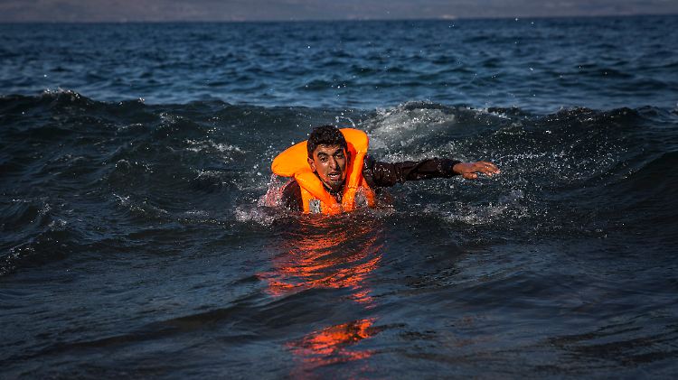 Dieser Mann hat es geschafft. Im Meer sind erneut mindestens sieben Menschen ertrunken. Sechs werden noch vermisst.