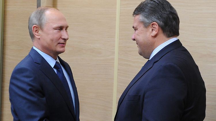 Wladimir Putin und Sigmar Gabriel im Oktober 2015: Kommt es erneut zu einer Visite in Zeiten eines schwierigen deutsch-russischen Verhältnisses?