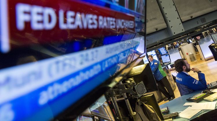 Am Ende eines bewegten Handelstages: Die Fed belässt den US-Leitzins "unchanged", lässt aber für Dezember alles offen.