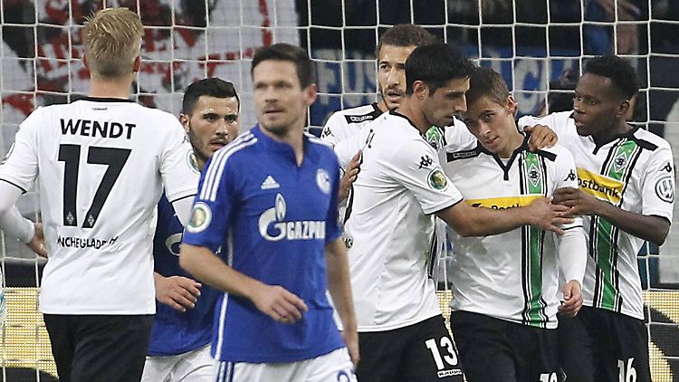 Thorgan Hazard (M) verwandelte den Elfmeter für Mönchengladbach.