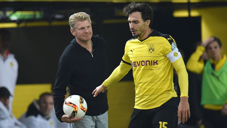 Na, wem gebührt der Ball? Stefan Effenberg und Dortmunds Mats Hummels.
