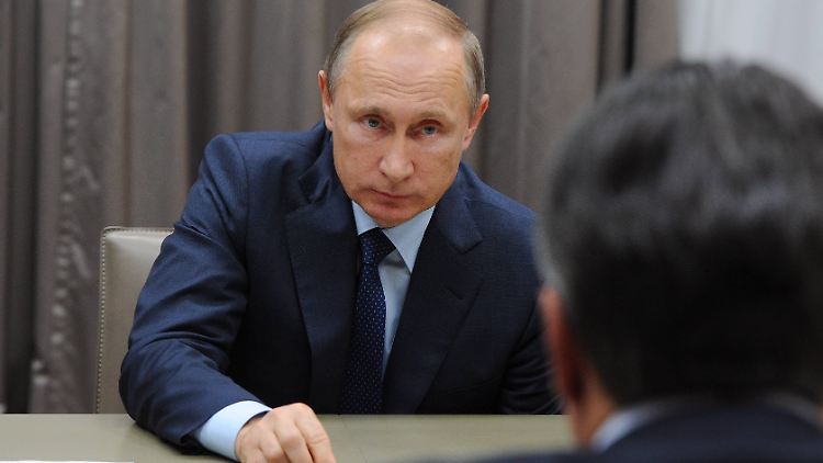 "Alles Gute" für "Oksana": Das Autogramm für die Zaharzthelferin gehörte offenbar zu den weniger kontroversen Themen, die Putin und Gabriel im Oktober 2015 diskutierten. 