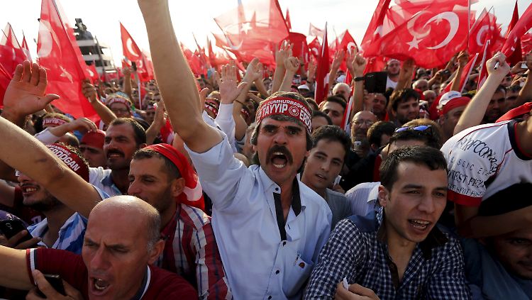 In Istanbul gehen Erdoğan-Anhänger wegen der Angriffe kurdischer Rebellen auf Polizisten auf die Straße.