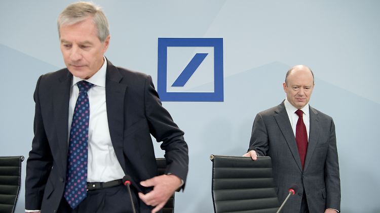 Er hatte Umbau angekündigt, jetzt macht er Umbau: John Cryan (re.) bei seinem ersten Auftritt vor der Presse, neben ihm Jürgen Fitschen.