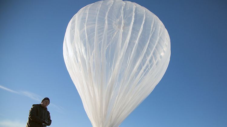 Mit Hilfe von speziellen Heißluftballons können die Menschen in Indonesien während einer Testphase 2016 leichter ins Internet.