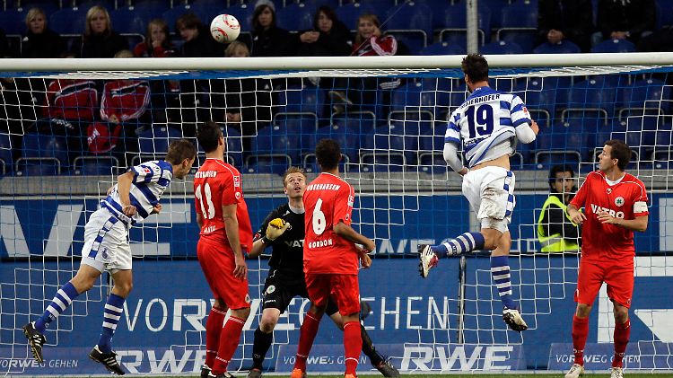 Ball versenkt: Maierhofe köpft das 2:0 für Duisburg.