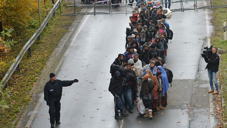 Bis zum Nachmittag kommen an den Grenzübergängen in Passau und Wegscheid etwa 1200 Migranten an.