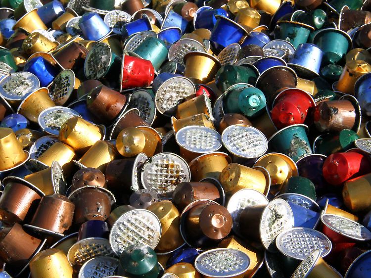 Nespressokapseln lassen sich gut recyceln und sollten deshalb nicht einfach im Restmüll landen.