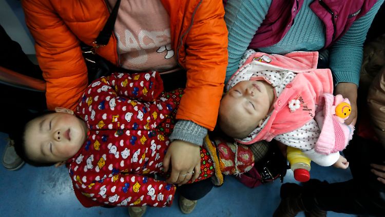 Schlafende Kinder in der Pekinger U-Bahn.