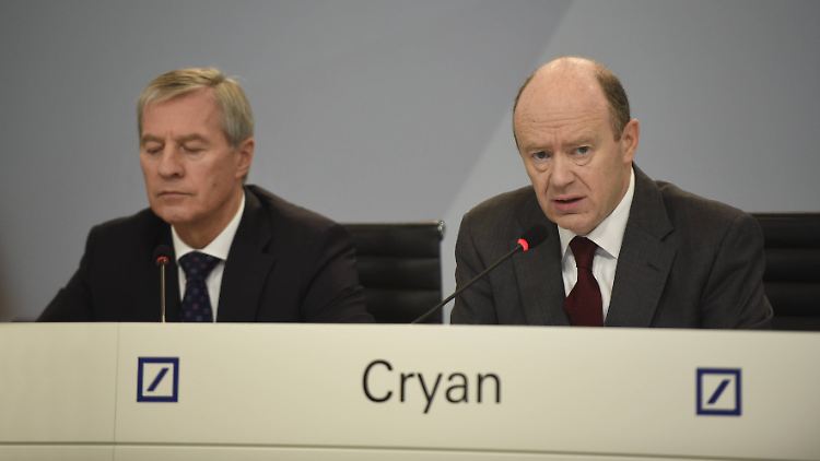 200 Filialen und 4000 Arbeitsplätze in Deutschland auf der Streichliste: John Cryans (r.) erster Auftritt als Chef der Deutschen Bank.
