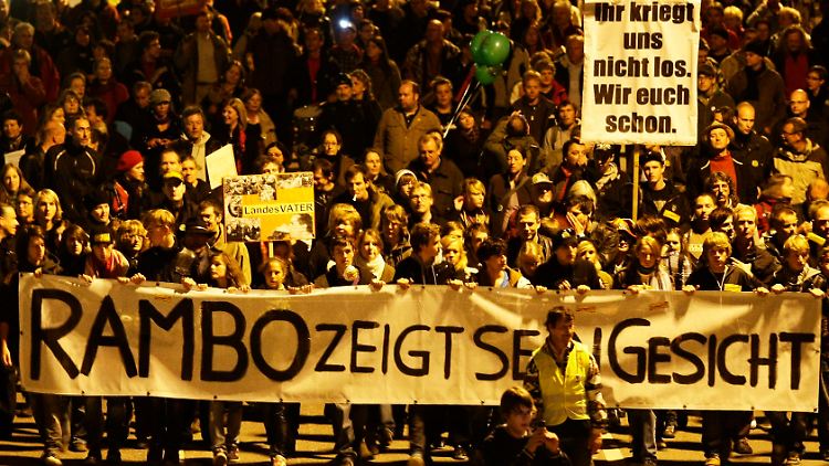 Zehntausende auf der Straße: Der Protest richtete sich vor allem auch gegen das Vorgehen der Polizei am Donnerstagabend.