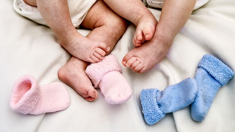 Bei einer In-Vitro-Fertilisation sollte nur eine befruchtete Eizelle eingepflanzt werden - die Frau log allerdings in der Klinik und wurde mit Zwillingen schwanger.
