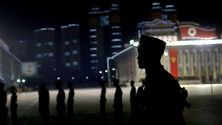 Nordkoreanischer Soldat vor der Parteizentrale in Pjöngjang.