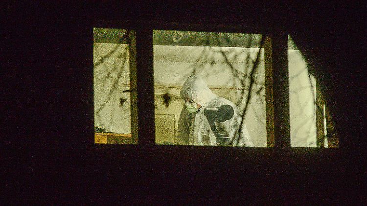 Die Spurensicherung der Polizei untersucht das Wohnhaus des mutmaßlichen Mörders in Brandenburg.