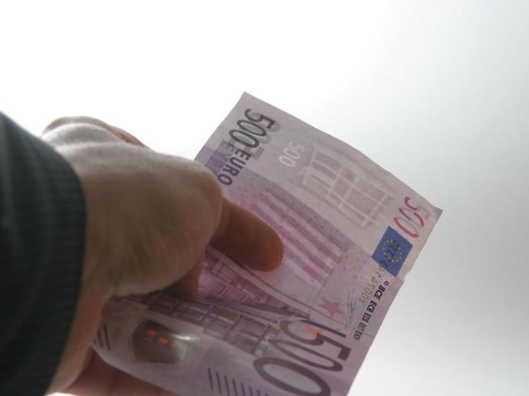 Gute Arbeit wird am Ende des Jahres oft mit einer Prämie belohnt. Wer bei der Extrazahlung jedoch übergangen wird, sollte seine Ansprüche prüfen.