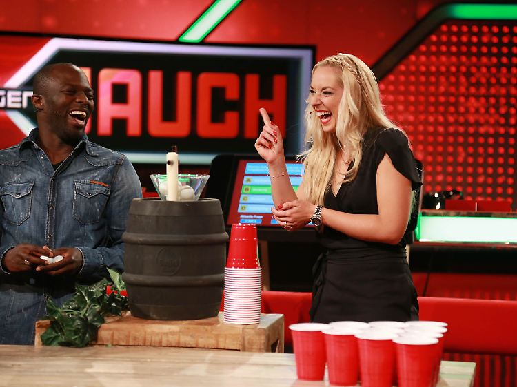 Hans Sarpei und Sabine Lisicki beim Spiel "Bierpong".