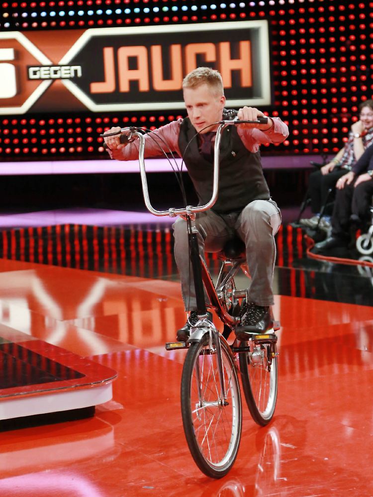 Moderator Oliver Pocher wagt sich auf ein Swingbike.