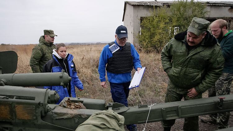 Beobachter der OSZE untersuchen den Abzug von Kriegsgerät der prorussischen Separatisten in der Ostukraine.