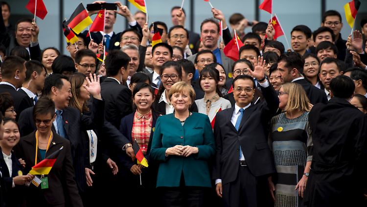 Merkel mit Studenten in Hefei.