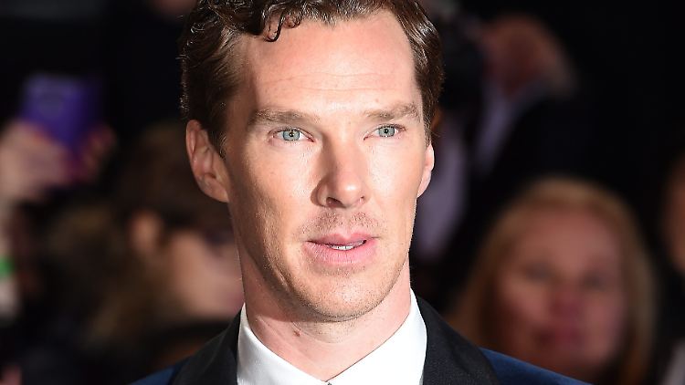 Dem britischen Schauspieler Benedict Cumberbatch platzt nach einem Auftritt am Londoner Theater der Kragen.