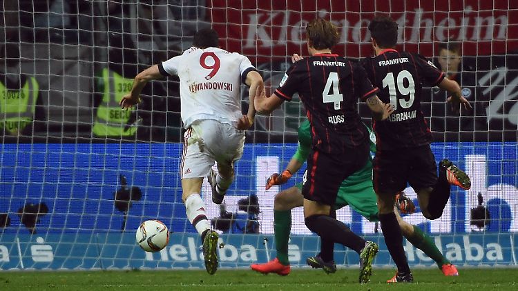 Klare Bayern-Torchancen wie diese durch Robert Lewandowski waren in Frankfurt Mangelware.