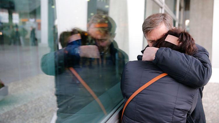 Zwischen Schock und Verzweiflung: Angehörige warten in St. Petersburg vergeblich auf Flug 7K9268.